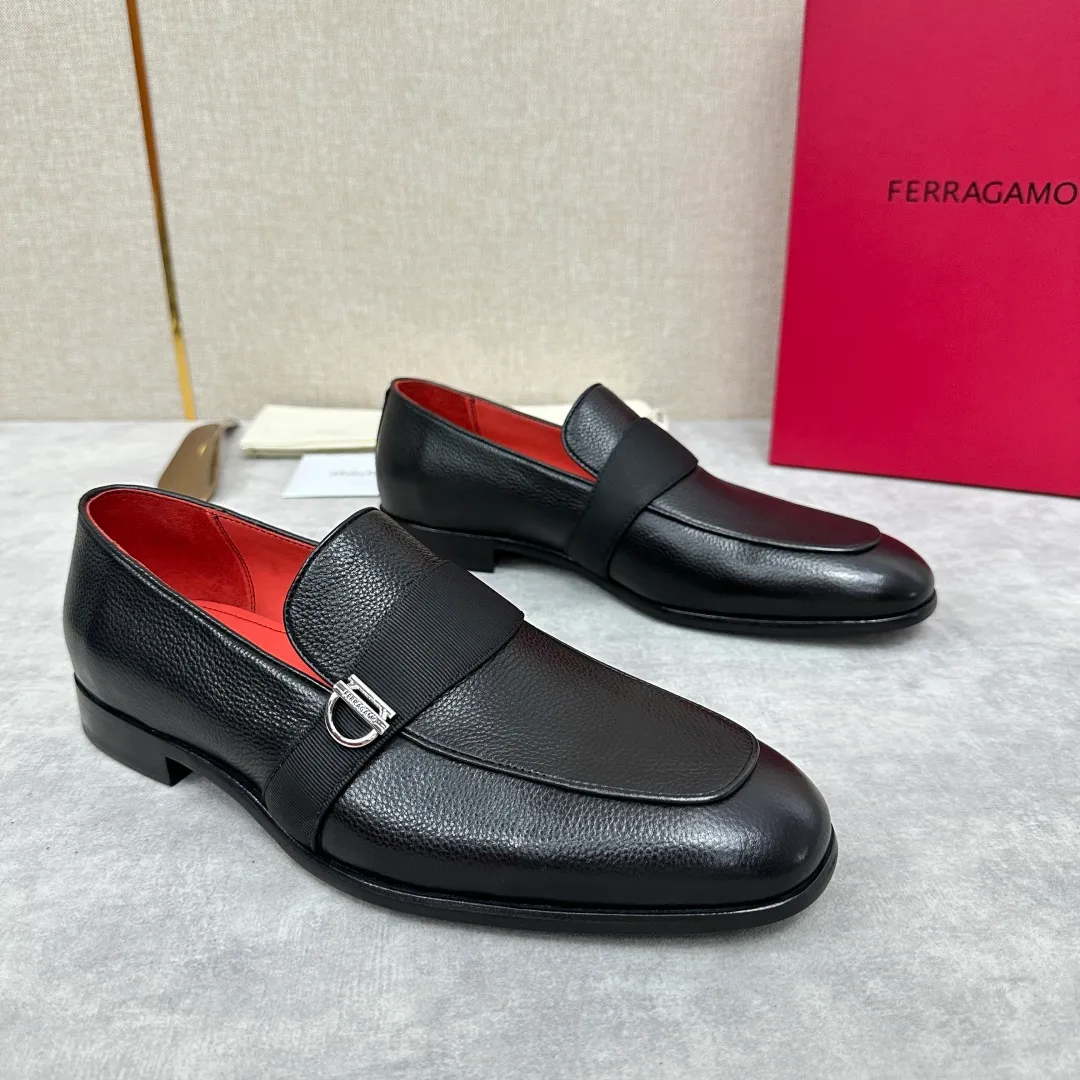 [Ferragamo] Top P: 960💰 Number of yards: 39~44 (38.45.46. Custom-made, non-refundable) Ferragamo** counters synchronize new models of men's loafers that can be worn casually or formally. The classic shape embodies the fashionable charm of formal wear, and the newly designed proportions are more modern. These loafers are made of imported open-edge beaded cowhide/fine calfskin/cow suede material. The upper is decorated with webbing, and the side is privately molded with silver Gancini buckles. The double stitching details add to the fashionable charm. Adopting a special "Original" structure and going through multiple processes, the soles are almost entirely handmade. Unique processing technology demonstrates exquisite craftsmanship. The original privately modeled genuine leather outsole is paired with a personalized rubber backing. It is comfortable, non-slip and wear-resistant. It can be worn as a slip-on. Exquisite hand-stitching. The workmanship is as fine as that of a store. The original color calfskin lining is sweat-absorbent, anti-odor, comfortable and breathable. The heel is also decorated with a rubber patch to perfectly improve the grip performance.